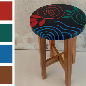 Taboret z litego drewna z wyjątkowymi ręcznie malowanymi akcentami