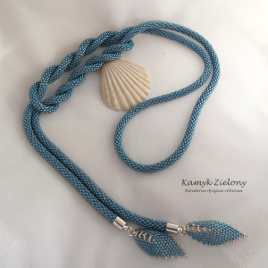 Lariat z koralików błękitny