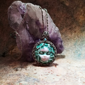 Słowiańska RUSAŁKA kamea porcelanowa z fenitem Delfina Dolls mikro makrama