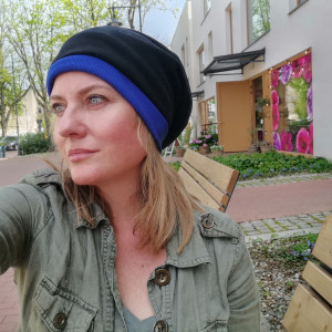 Czapka wełniana czarna z chabrem