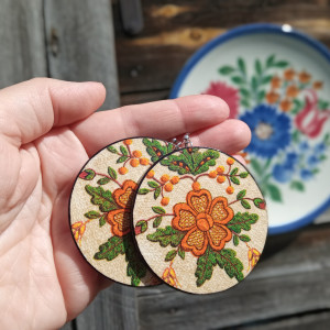 Duże lekkie okrągłe kolczyki na wiosnę z kaszubskim wzorem, kwiaty pomarańczowo zielone, prezent dla kobiety, biżuteria etno boho folk ludowa, Kociewie