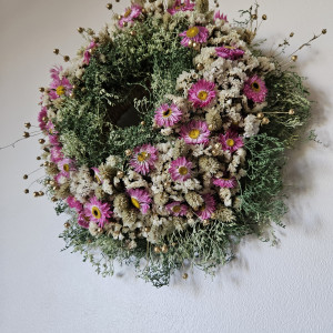 Wianek z naturalnych kwiatów i roślin