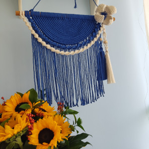 Niebieska makrama w stylu Boho z kwiatem