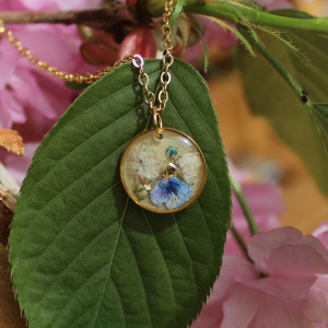 Złota zawieszka złoty wisiorek kwiat naszyjnik żywica z żywicy suszone kwiaty z kwiatami żywicy kwiaty żywica kwiat gipsówka gipsówki niebieska