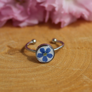 Srebrny pierścionek regulowany kwiaty z kwiatami kwiatem niezapominajki niezapominajkami niezapominajką suszone kwiaty żywica
