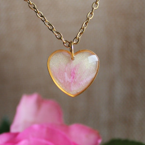 Vintage rose Złota zawieszka złoty wisiorek kwiat naszyjnik żywica z żywicy suszone kwiaty z kwiatami żywicy kwiaty żywica różowy kwiat gipsówka gipsówki różowa serce serduszko