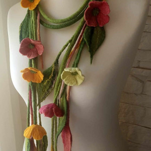 Lariat , naszyjnik kolorowe kwiatki