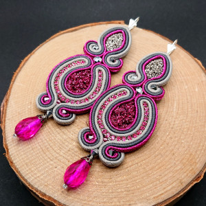 RÓŻOWO-SZARE KOLCZYKI SUTASZ Z ŻYWICĄ