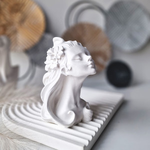 Figurka kobiety - Proud white