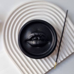 Podstawka pod kadzidło w kształcie ust black