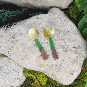 Eleganckie drewniane kolczyki z żywicą #324