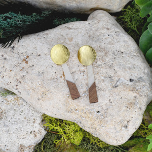 Eleganckie drewniane kolczyki z żywicą #326