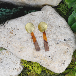 Eleganckie drewniane kolczyki z żywicą #327