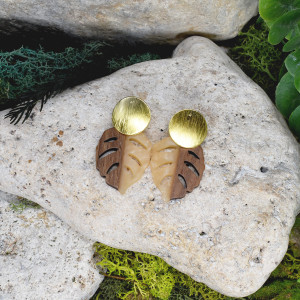 Eleganckie drewniane kolczyki z żywicą / monstera #333