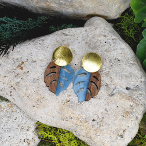 Eleganckie drewniane kolczyki z żywicą / monstera #334