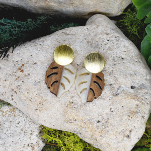 Eleganckie drewniane kolczyki z żywicą / monstera #335