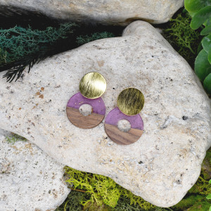 Eleganckie drewniane kolczyki z żywicą #341