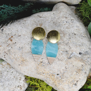 Eleganckie drewniane kolczyki z żywicą #458