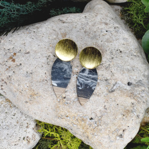 Eleganckie drewniane kolczyki z żywicą #460