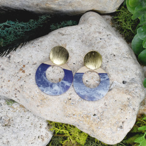 Eleganckie drewniane kolczyki z żywicą #461