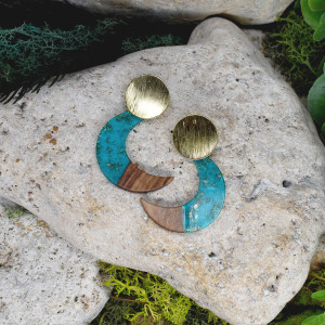 Eleganckie drewniane kolczyki z żywicą księżyce #464