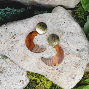 Eleganckie drewniane kolczyki z żywicą księżyce #470