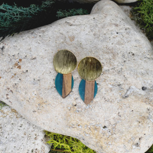 Eleganckie drewniane kolczyki z żywicą #471