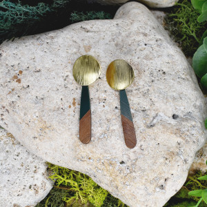 Eleganckie drewniane kolczyki z żywicą #474