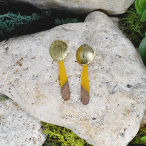 Eleganckie drewniane kolczyki z żywicą #477