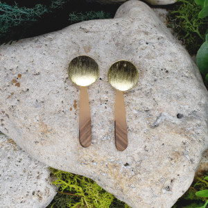 Eleganckie drewniane kolczyki z żywicą #482