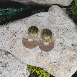 Eleganckie drewniane kolczyki z żywicą #483