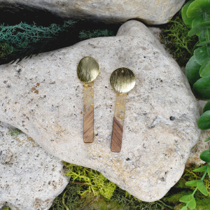 Eleganckie drewniane kolczyki z żywicą #484