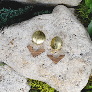 Eleganckie drewniane kolczyki z żywicą #490