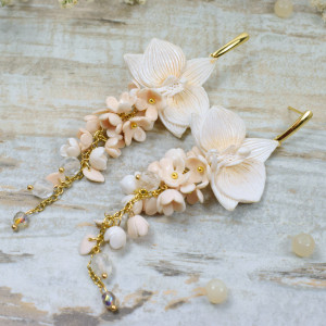 Długie, kremowe kolczyki orchidee