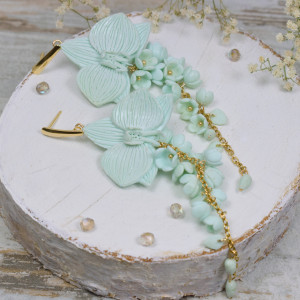 Długie kolczyki orchidee w pastelowo-miętowym odcieniu