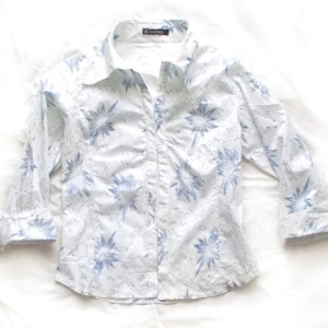 biała bluzka z niebieskim wzorem, bawełniana bluzka rozmiar L, bluzka rękaw 3/4, elegancka bluzka 40, bawełniana bluzeczka damska, bluzka z bawełny, bluzka do biura, fajna bluzka na lato