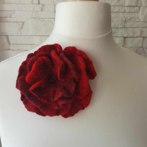 Broszka czerwony kwiat