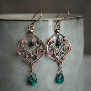 Kolczyki miedziane unikatowe wire wrapping z howlitem i onyksem