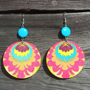 Kolorowe kolczyki z drewna folkowe kwiaty multikolor z błękitnym koralikiem, biżuteria boho etno folk, duże lekkie kolczyki koła, prezent urodzinowy, nowoczesny wzór łowicki