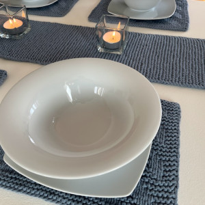 Komplet pięciu podkładek i bieżnika pod zastawę stołową