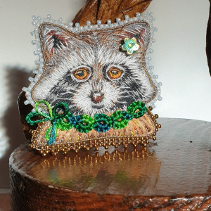 Szop pracz - haftowana broszka