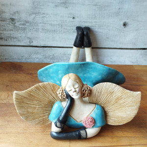 Anioł w błękitnej sukience z różowym kwiatkiem