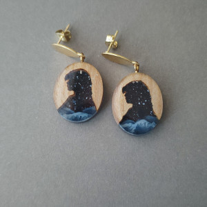 Kolczyki "Pandora's Universe" wykonane z drewna jesionowego i żywicy epoksydowej