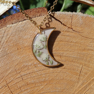 złota zawieszka złoty wisiorek naszyjnik żywica z żywicy kwiaty z kwiatami księżyc gipsówka delikatna dziewczęca