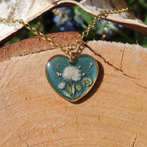 Złota zawieszka złoty wisiorek kwiat naszyjnik żywica z żywicy kwiaty z kwiatami serce serduszko zielone turkusowe brokatowe