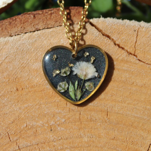 Złota zawieszka złoty wisiorek kwiat naszyjnik żywica z żywicy kwiaty z kwiatami serce serduszko brokatowe szafirowa czarna