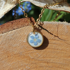 Złota zawieszka złoty wisiorek kwiat naszyjnik żywica z żywicy kwiaty niezapominajki niezapominajkami
