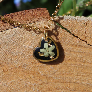 Złota zawieszka złoty wisiorek kwiat naszyjnik żywica z żywicy kwiaty z kwiatami serce serduszko czarne żywica epoksydowa