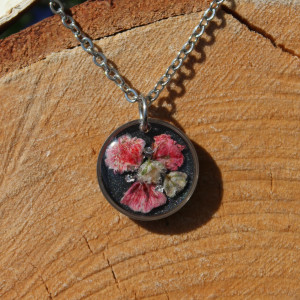 Srebrna zawieszka srebrny wisiorek kwiat naszyjnik żywica z żywicy kwiaty z kwiatami czarna czarny gipsówka różowa
