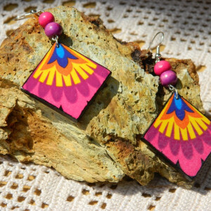 Folkowe kolczyki romby z koralikami bordowe różowe liliowe żółte, biżuteria etno boho hippie festiwalowa w kolorze fuksji, wielobarwne duże lekkie drewniane kolczyki na lato